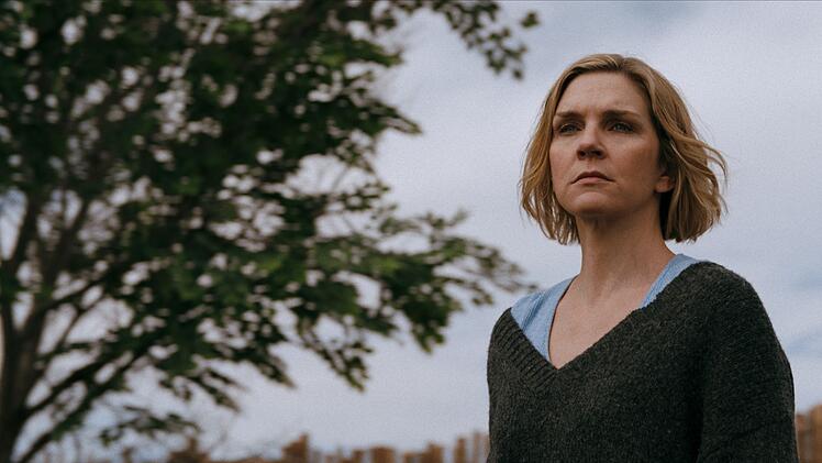 Carol (Rhea Seehorn) muss mit einer völlig neuen Lebenssituation klarkommen. Dabei war die Schundroman-Autorin vorher schon von ihrem Leben genervt. Der Handlungsort Albuquerque, New Mexico, ist übrigens die einzige Gemeinsamkeit - neben Hauptdarstellerin Rhea Seehorn - zwischen "Pluribus" und Vince Gilligans Vorläuferserie "Better Call Saul".