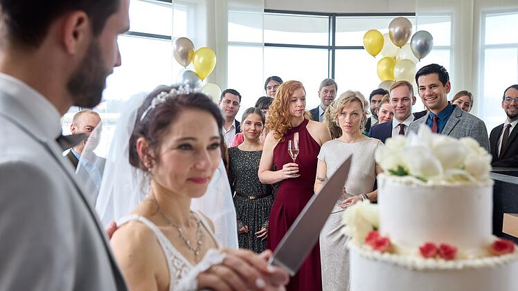 Damals schien noch alles in Ordnung: Malte (Moritz Vierboom, links) und Leyla Spiekermann (Janina Elkin, rechts) feiern Hochzeit. Auch Leylas Bandkolleginnen Jule (Marleen Lohse, Mitte) und Nele (Lana Cooper, dritte von rechts) sind dabei.