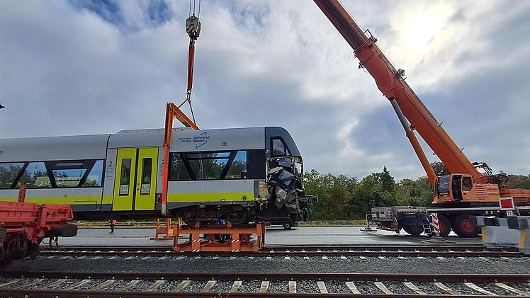 Bahnunfall in Bayreuth: Besch&auml;digter Zug mit Spezialfahrzeug abtransportiert
