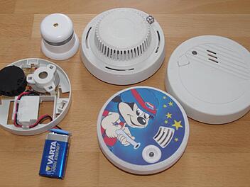 In Größe und Optik gibt es heute die unterschiedlichsten Ausführungen bei Rauchmeldern. Wichtiger ist beim Kauf allerdings, dass sie die notwendigen Prüfsiegel haben.