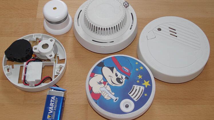 In Größe und Optik gibt es heute die unterschiedlichsten Ausführungen bei Rauchmeldern. Wichtiger ist beim Kauf allerdings, dass sie die notwendigen Prüfsiegel haben.