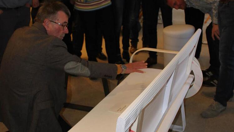 Ala Jauch, Projektpartner von Innenarchitektin Elisabeth Dicker, erklärte die technische Umsetzung des Entwurfs für die Bänke. Foto: Popp