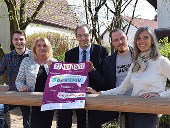 Lukas Stadtmüller (von links), Andrea Matthes, Dritter Bürgermeister Thomas Nowak, Nils Anders und die Gleichstellungsbeauftragte Susanne Müller stellen das Programm der Stadt zum "Boy's Day" vor. Foto: Daniela Pondelicik