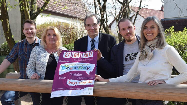 Lukas Stadtmüller (von links), Andrea Matthes, Dritter Bürgermeister Thomas Nowak, Nils Anders und die Gleichstellungsbeauftragte Susanne Müller stellen das Programm der Stadt zum "Boy's Day" vor. Foto: Daniela Pondelicik