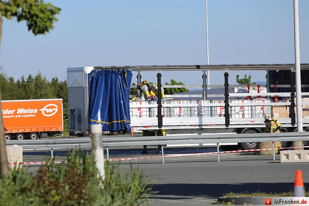 Explosionsgefahr im Kreis Hof: Aufgeheizter Gefahrguttransporter droht zu explodieren