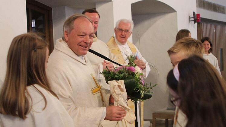 Ministranten überreichen Domkapitular Georg Kestel ein Präsent.