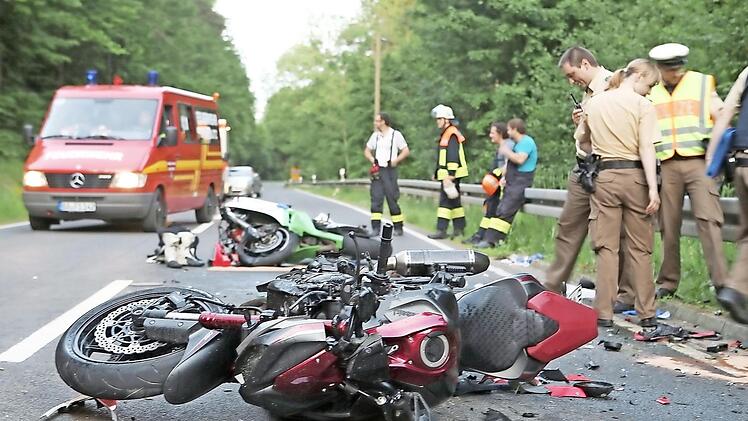 Wegen solcher Unfälle, wie an einem Wochenende Ende Mai , als drei schwere Motorradfahrer am Würgauer Berg verunglückten, hat das Landratsamt Bamberg nun eine Sperre angeordnet. Archivbild: News5/Herse