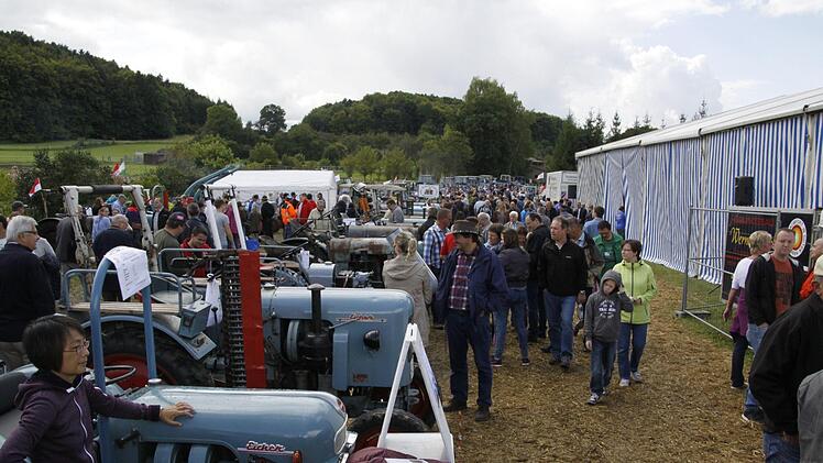 Die Dorfwiese mit Festzelt und den mehr als 200 Oldtimer-Eicher  Foto: ReinhardLöwisch