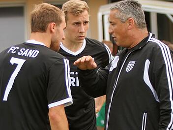Der Sander Trainer Uwe Ernst (rechts) hofft, dass Andre Karmann, Marc Fischer (von links) und ihre Teamkameraden ihre Torflaute gegen Jahn Forchheim beenden.
