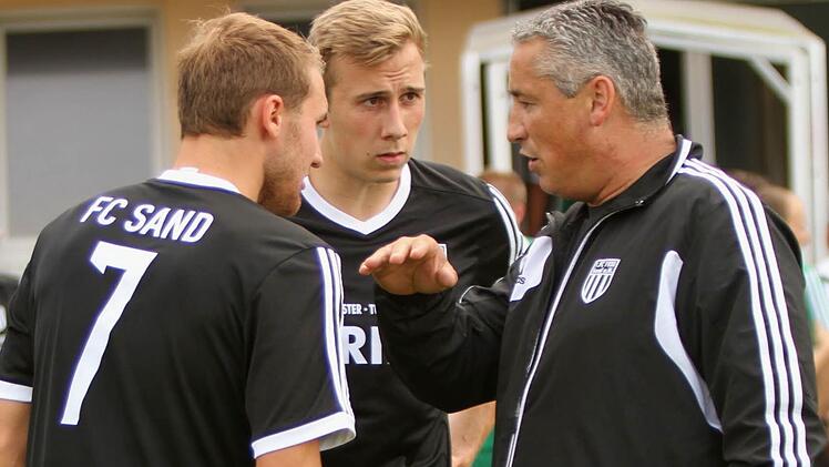 Der Sander Trainer Uwe Ernst (rechts) hofft, dass Andre Karmann, Marc Fischer (von links) und ihre Teamkameraden ihre Torflaute gegen Jahn Forchheim beenden.