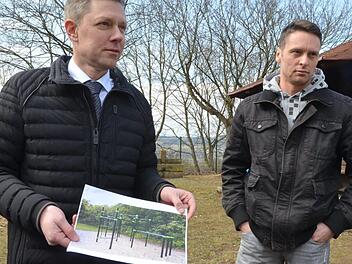 Bürgermeister Marco Steiner zeigt ein Bild, wie sich Oliver Otto (rechts) eine Calisthenics Anlage auf der Eller vorstellen könnte.Rainer Lutz