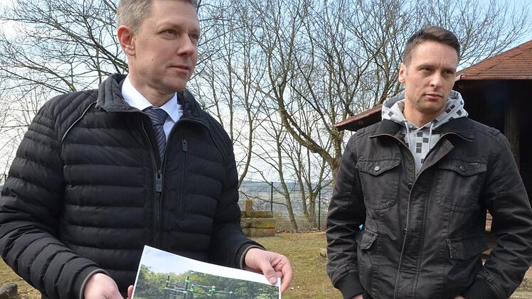 Bürgermeister Marco Steiner zeigt ein Bild, wie sich Oliver Otto (rechts) eine Calisthenics Anlage auf der Eller vorstellen könnte.Rainer Lutz