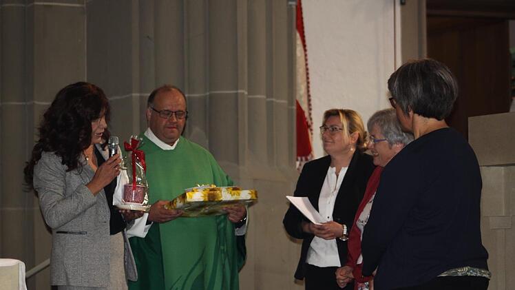 Von links: Gabi Müller, Pfarrer Gerd Greier, Heike Waldvogel,  Margarete Rothaug und Brigitte Kaiser bei der Verabschiedung bzw. Einführung.Michaela Atzler