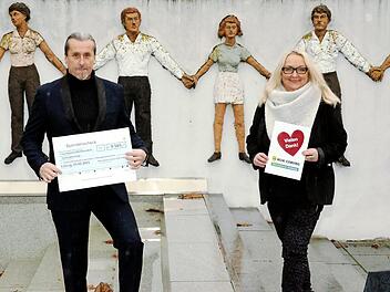 Durch das Engagement des Betriebsrates der HUK-Coburg konnten knapp 10 000 Euro drei Institutionen und Vereine gespendet werden (von links): Uwe Kolb, Sprecher des Ausschusses für soziale Angelegenheiten, und Silvia Bernreuther.