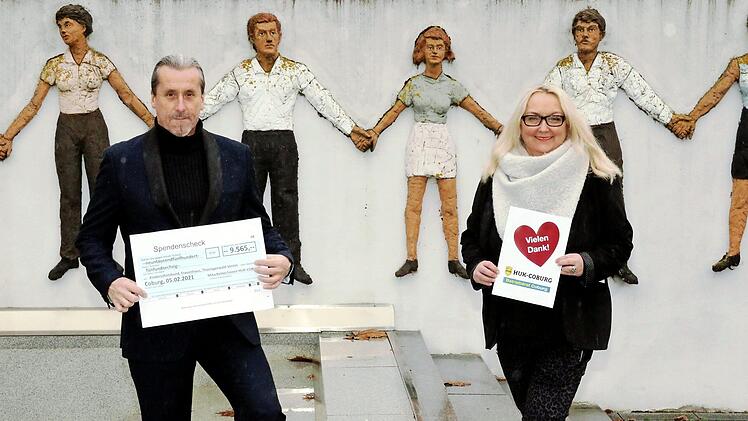 Durch das Engagement des Betriebsrates der HUK-Coburg konnten knapp 10 000 Euro drei Institutionen und Vereine gespendet werden (von links): Uwe Kolb, Sprecher des Ausschusses für soziale Angelegenheiten, und Silvia Bernreuther.