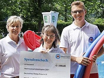 Den Scheck über 1000 Euro für die Hochwasserhilfe übergaben (von links) Susanne Böhner , Martina Pöhlmann sowie Jugendleiter Jannik Ramming.