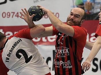 Sven Markovics vom FC Bad Brückenau tankt sich mit Ball durch die Ochsenfurter Defensive. Foto: Sebastian Schmitt