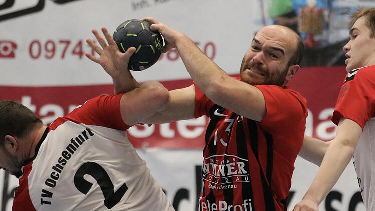 Sven Markovics vom FC Bad Brückenau tankt sich mit Ball durch die Ochsenfurter Defensive. Foto: Sebastian Schmitt
