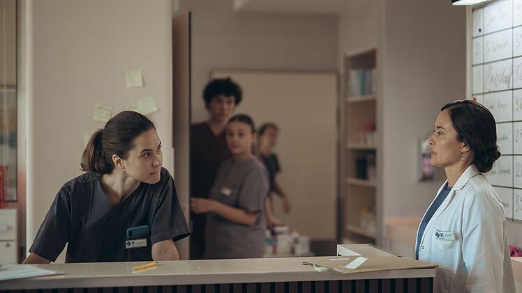 Chef&auml;rztin Dr. Keller (Idil &Uuml;ner, rechts) beschlie&szlig;t nach ihrer &uuml;berstandenen Krebserkrankung, k&uuml;rzer zu treten, und hat einen Vorschlag f&uuml;r Dr. Charlotte Mohn (Katia Fellin), der eine gro&szlig;e Chance f&uuml;r diese bedeutet.