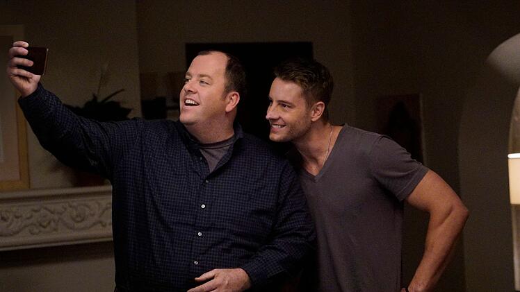 Als Kate ihren sp&auml;teren Ehemann Toby (Chris Sullivan, links) mit ihrem Bruder Kevin (Justin Hartley) bekannt macht, ist Toby begeistert, denn er ist ein Fan von dessen Sitcom. Kevin selbst hadert mit seiner anspruchslosen Rolle, m&ouml;chte er doch ein seri&ouml;ser Schauspieler sein.