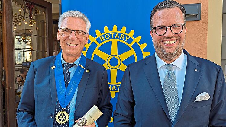 Mit der &Uuml;bergabe der &bdquo;Charter des RC Bad Kissingen&ldquo;, also der Urkunde &uuml;ber die Gr&uuml;ndung des Bad Kissingen Clubs 1957, von Nico Sauer (links) an Heiko Nieland kann das rotarische Jahr 2026/2027 unter neuer Pr&auml;sidentschaft beginnen.  Christian Ebel