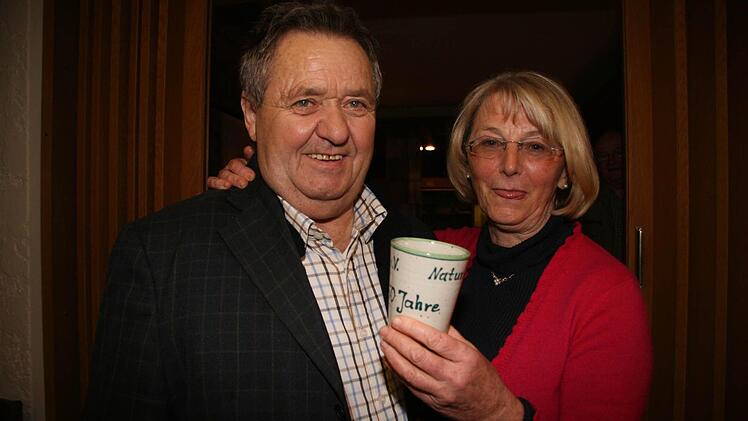 Die bisherige Vorsitzende des Vereins Natur & Freizeit Thurnau Gisela Kern zeichnet Karl-Heinz Walther für ein halbes Jahrhundert Treue zum Verein aus. Foto: Sonja Adam
