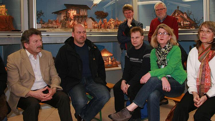 Nachdenkliche Gesichter: Die Stadträte sitzen in der Runde und folgen dem Bericht von Manfred Lukasch. Fotos: Andreas Brandl