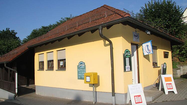 Die Lage des Dorflädchens direkt an der Bushaltestelle ist äußerst günstig.