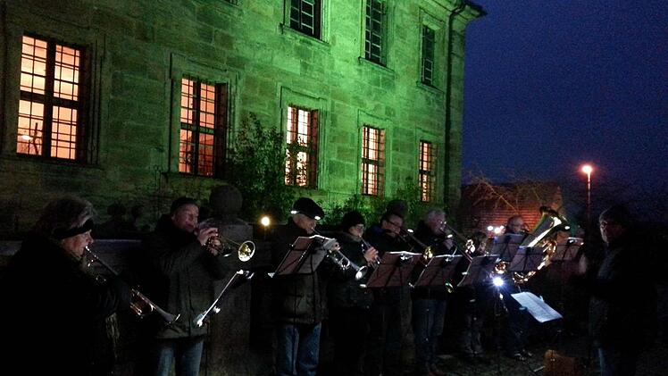 Bläser stimmen auf die Weihnachtszeit ein.