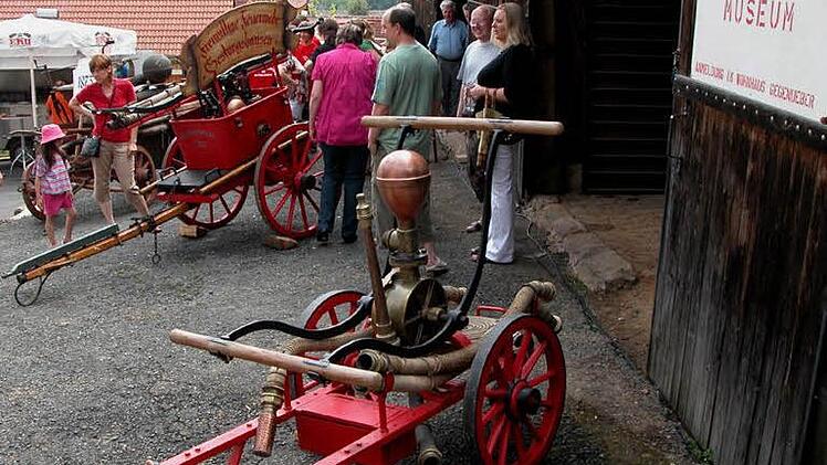 Gesammelt: Die Entwicklung des Feuerlöschwesens lässt sich in Fugis Feuerwehrmuseum verfolgen. Foto: Klaus Oelzner