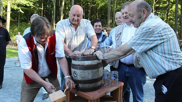 Bieranstich Foto: Veronika Schadeck