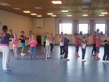 Zumba gibt es auch für Kinder, zum Beispiel beim Ferienprogramm in Eltingshausen. Sandrine Moko (links) erklärte, wie das geht. Fotos: privat