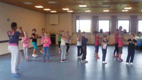 Zumba gibt es auch für Kinder, zum Beispiel beim Ferienprogramm in Eltingshausen. Sandrine Moko (links) erklärte, wie das geht. Fotos: privat