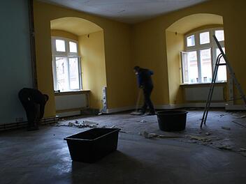 Bauhofmitarbeiter räumen die Personalabteilung aus. Foto: Arkadius Guzy