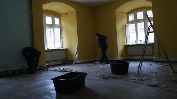 Bauhofmitarbeiter räumen die Personalabteilung aus. Foto: Arkadius Guzy