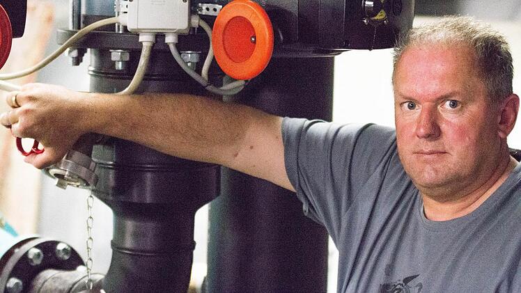 Daran liegt's: Hans-Peter Philipp, Betriebsleiter des Sportzentrums, zeigt den Wärmetauscher, der einen Freibadbesuch in den kommenden Tagen verhindert. Foto: Marian Hamacher