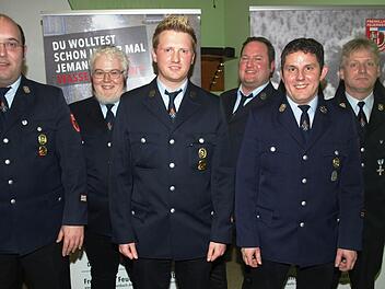 Mit neuem Team geht die Feuerwehr Oerlenbach in die nächsten sechs Jahre: Die Mitglieder wählten in der Generalversammlung (von links) Alexander Böse als Schriftführer, Dominik Mohr als Kassier, Michael Kuhn als Kommandant, Thorsten Duda als Vorsitzenden, Sebastian Thein als stellvertretenden Kommandant und Reiner Kuhn als stellvertretenden Vorsitzenden.  Foto: Stefan Geiger
