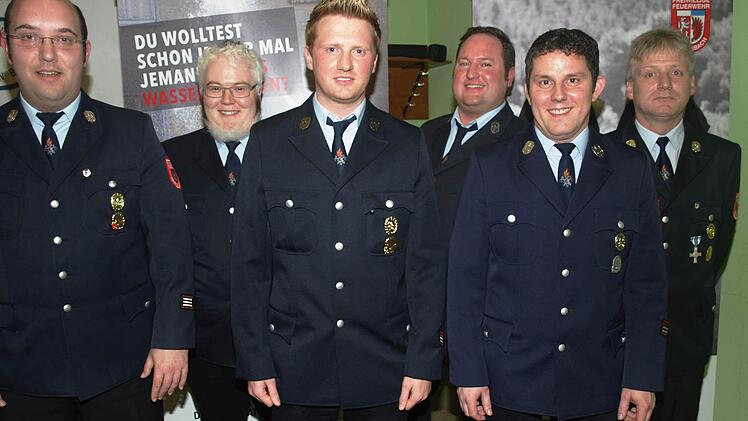 Mit neuem Team geht die Feuerwehr Oerlenbach in die nächsten sechs Jahre: Die Mitglieder wählten in der Generalversammlung (von links) Alexander Böse als Schriftführer, Dominik Mohr als Kassier, Michael Kuhn als Kommandant, Thorsten Duda als Vorsitzenden, Sebastian Thein als stellvertretenden Kommandant und Reiner Kuhn als stellvertretenden Vorsitzenden.  Foto: Stefan Geiger