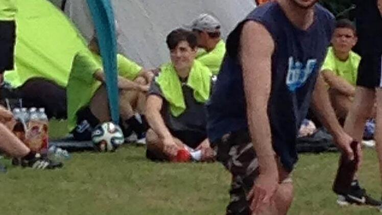 Florian Knauer von "BAF" versucht sich im Frisbee. Seilspringen im Festzelt geht auch nach einem anstrengenden Sporttag noch recht gut.