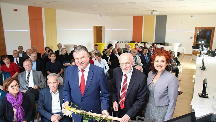 Festsitzung am Mittwoch im Landratsamt (vorne, von links): Landrat Klaus  Peter Söllner, Dieter Weiss und Camelia Sancu, die Weiss als Leiterin des Kulmbacher Gesundheitsamts nachfolgt.Jürgen Gärtner