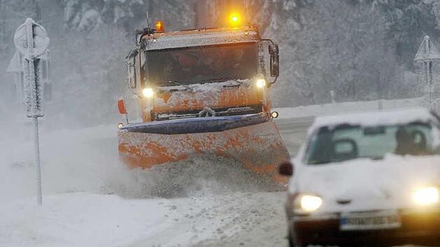 Zu mehreren Unf&auml;llen kam es im Raum Ha&szlig;furt  auf schneebedeckten Stra&szlig;en. Einer der Unfallfahrer war mit Sommerreifen unterwegs. Foto: Stefan Thomas/dpa