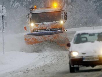 Zu mehreren Unf&auml;llen kam es im Raum Ha&szlig;furt  auf schneebedeckten Stra&szlig;en. Einer der Unfallfahrer war mit Sommerreifen unterwegs. Foto: Stefan Thomas/dpa