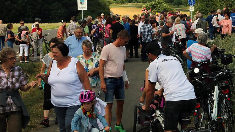 Den neuen Radweg probierten einige der Gäste, die zur Eröffnung gekommen   waren, gleich aus. Dieter Britz