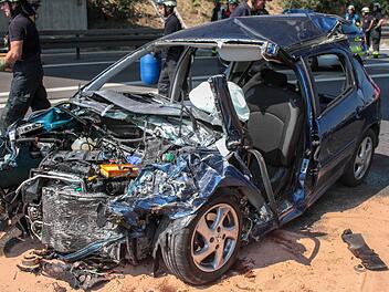 Auf der A73 in N&uuml;rnberg hat sich Sonntagmittag ein schwerer Unfall ereignet. Ein Geisterfahrer raste frontal in den Reisebus einer Jugend-Fu&szlig;ballmannschaft der Spielvereinigung Greuther F&uuml;rth. Es gibt mehrere Verletzte. Foto: NEWS5 / Friedrich
