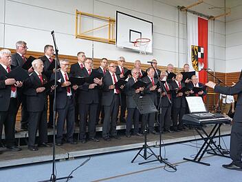 Die Gastgeber Fidelia Münchaurach mit dem Chorleiter Waldemar WelkerRichard Sänger