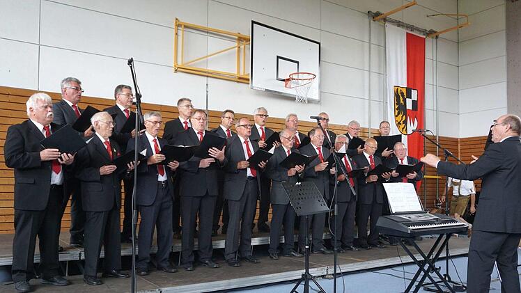 Die Gastgeber Fidelia Münchaurach mit dem Chorleiter Waldemar WelkerRichard Sänger