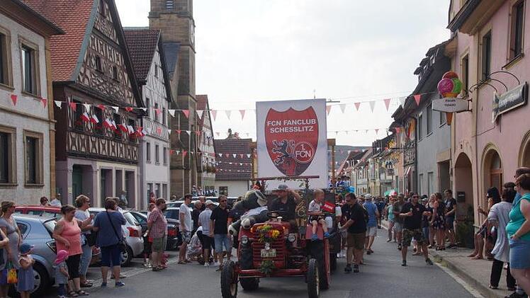 Der FCN-Fanclub zeigt sich mit vielen Fans.