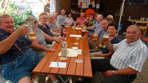 Die allerletzte Runde im Wacker'schen Biergarten - Wehmut spielte hier mit. Aber den Frohsinn lie&szlig;en sich die Stammtischmitglieder trotzdem nicht nehmen.  Foto: Lothar Weidner