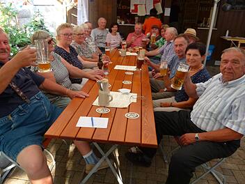 Die allerletzte Runde im Wacker'schen Biergarten - Wehmut spielte hier mit. Aber den Frohsinn ließen sich die Stammtischmitglieder trotzdem nicht nehmen.  Foto: Lothar Weidner