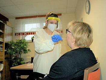 Regelmäßige Covid-19-Tests stehen auch im Mittelpunkt des Pflegeheims am Eichberg in Marktgraitz. Hier testet Mitarbeiterin Silvia Friedrich gerade "die Chefin" Monika Trinkwalter. Fotos: Corinna Tübel